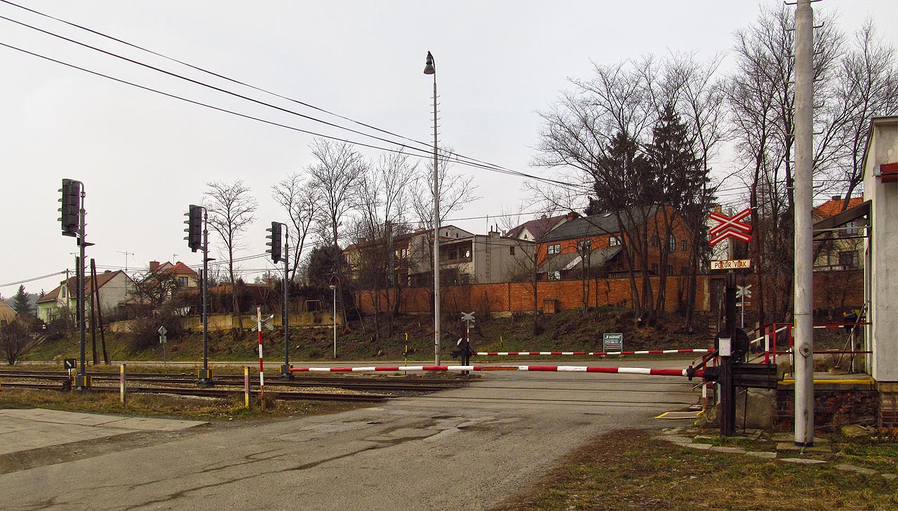 V roce 2014 kryly východní zhlaví stále krásné dřevěné, ručně spouštěné závory.