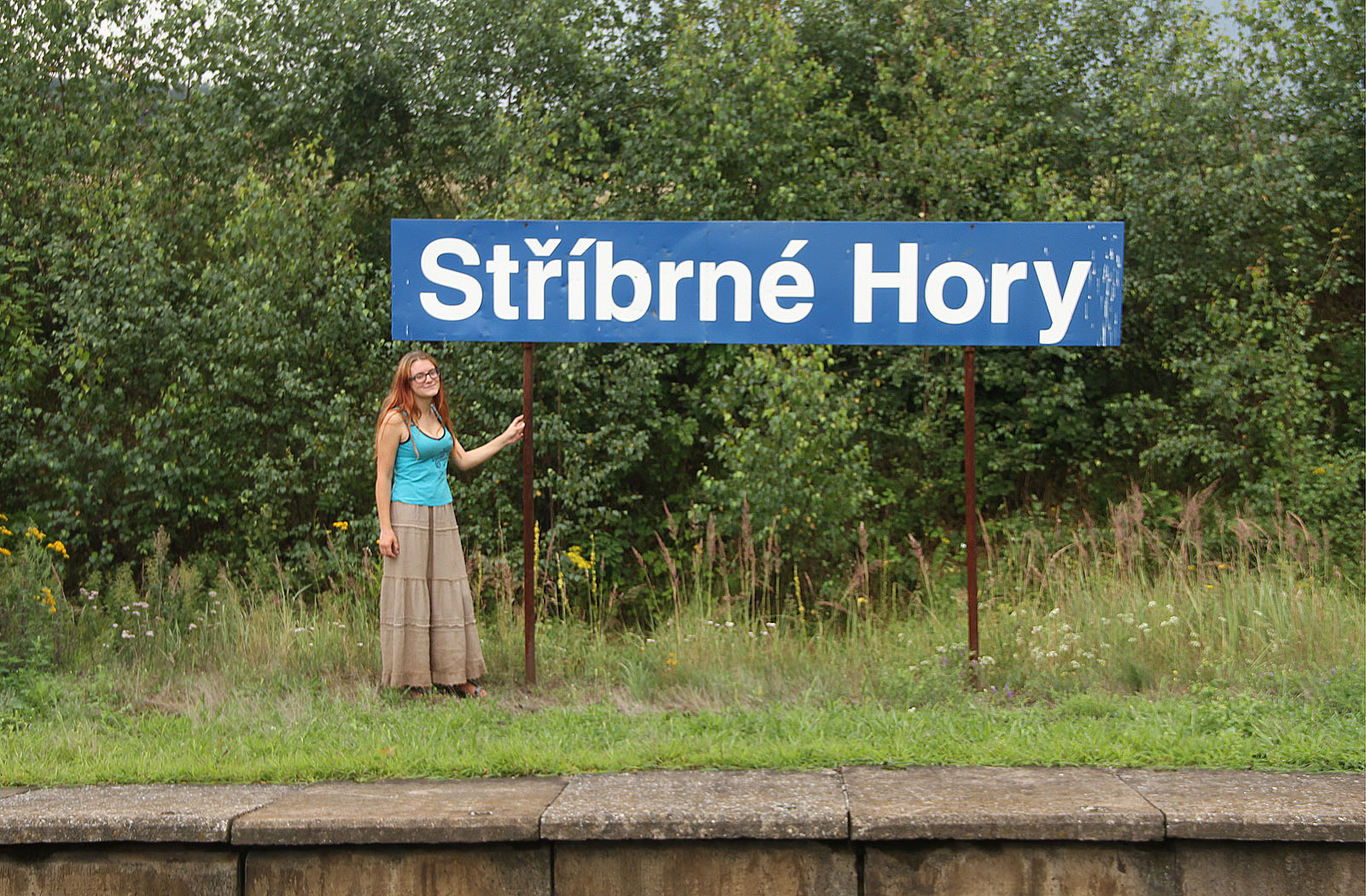 Zdlouhavé čekání na pusté zastávce může cestujícím ukrátit místní lesní víla, která se tu a tam vynoří z křoví na břehu nedaleké řeky Sázavy.