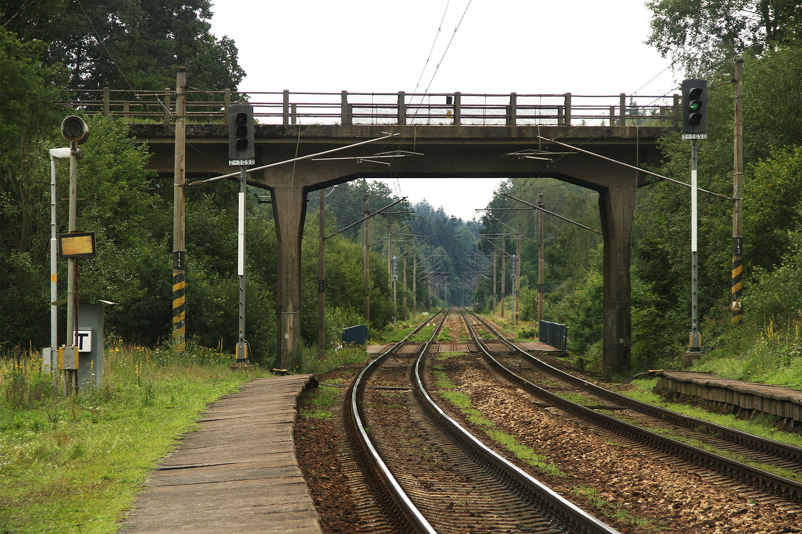 Na východním okraji za nástupišti lemuje zastávku typizovaný betonový silniční nadjezd zbudovaný v době elektrizace trati - podobné lze sledovat po celé trase z Břeclavi až do Havlíčkova Brodu.