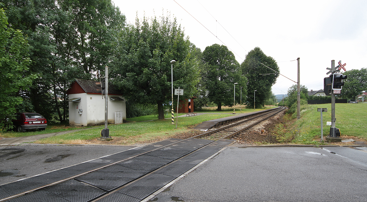 Ná východní straně prochází skrze zastávku a přes trať přejezdem silnice ze Stříteže do Jihlavy. Ná východní straně prochází skrze zastávku a přes trať přejezdem silnice ze Stříteže do Jihlavy.
