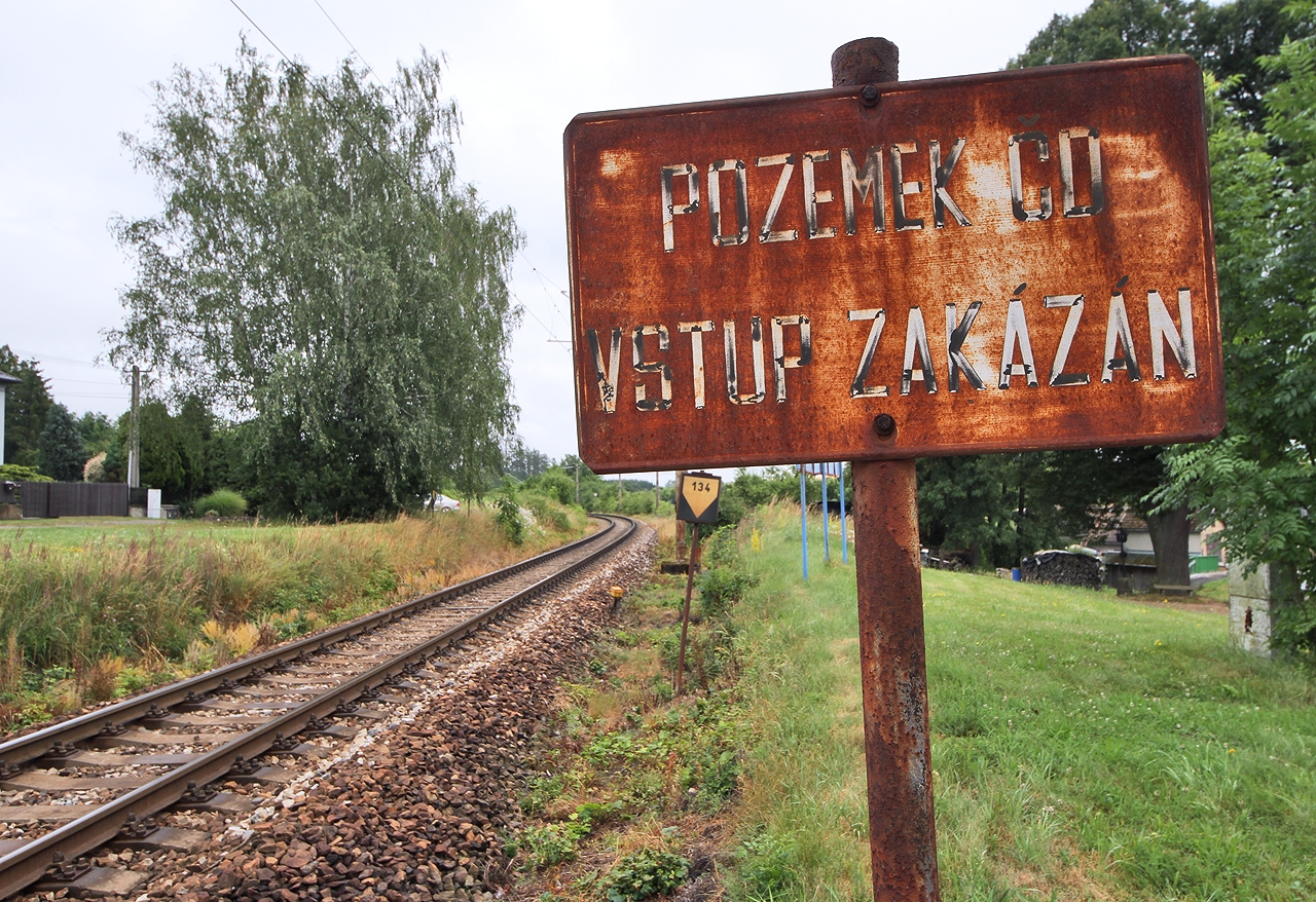 Pohled k východu. Pozemek sice už dávno nepatří ČD, ale vstup je na něj stále zakázán. Pohled k východu. Pozemek sice už dávno nepatří ČD, ale vstup je na něj stále zakázán.