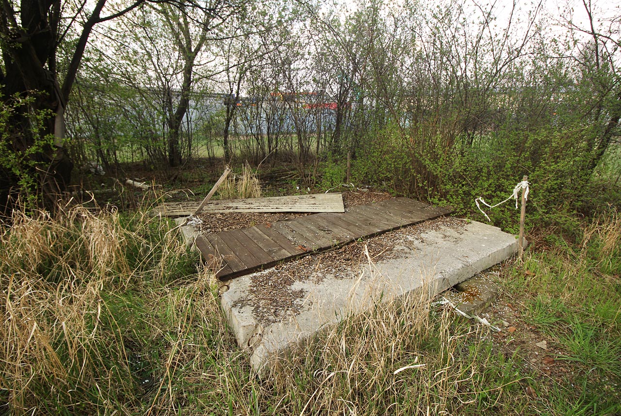 V remízku se skutečně ukrývá podezřelý poklop. Dva panely a dřevěná výplň jsou bezesporu mnohem mladší než to, co se nachází pod nimi.