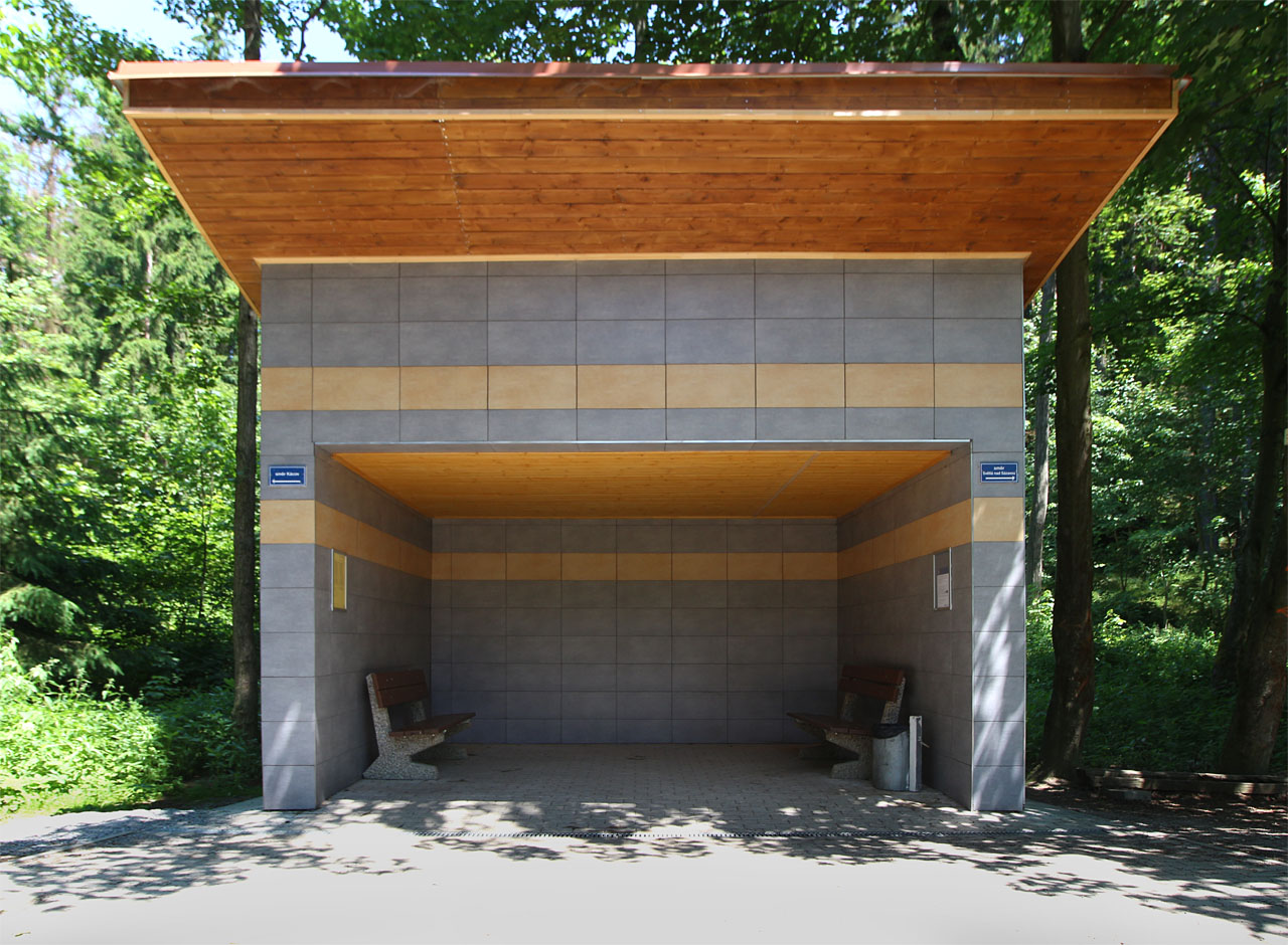 Zrekonstruovaná čekárna svým keramickým obkladem připomíná koupelnu. Stejně jako ona je účelná, čistá a příjemná.