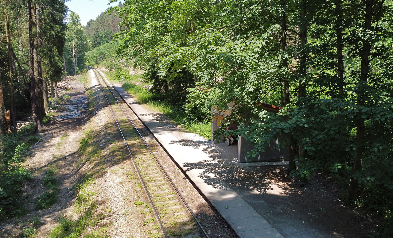 Nástupiště o délce cca 50 m z ptačí perspektivy.