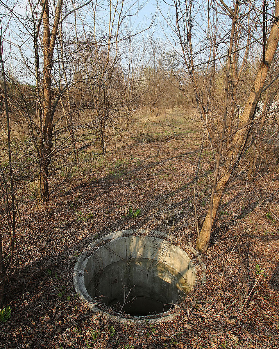 Ve stavebním areálu, odkud probíhala ražba, se v roce 2017 objevil nechráněný otvor, pravděpodobně na místě původní stavební jámy. S lanem tudy bylo možné snadno proniknout přímo do jižní části superkolektoru. V současnosti (2025) je areál stále opuštěný,m jáma je ale částečně zasypaná, což znemožňuje vstup do chodeb.