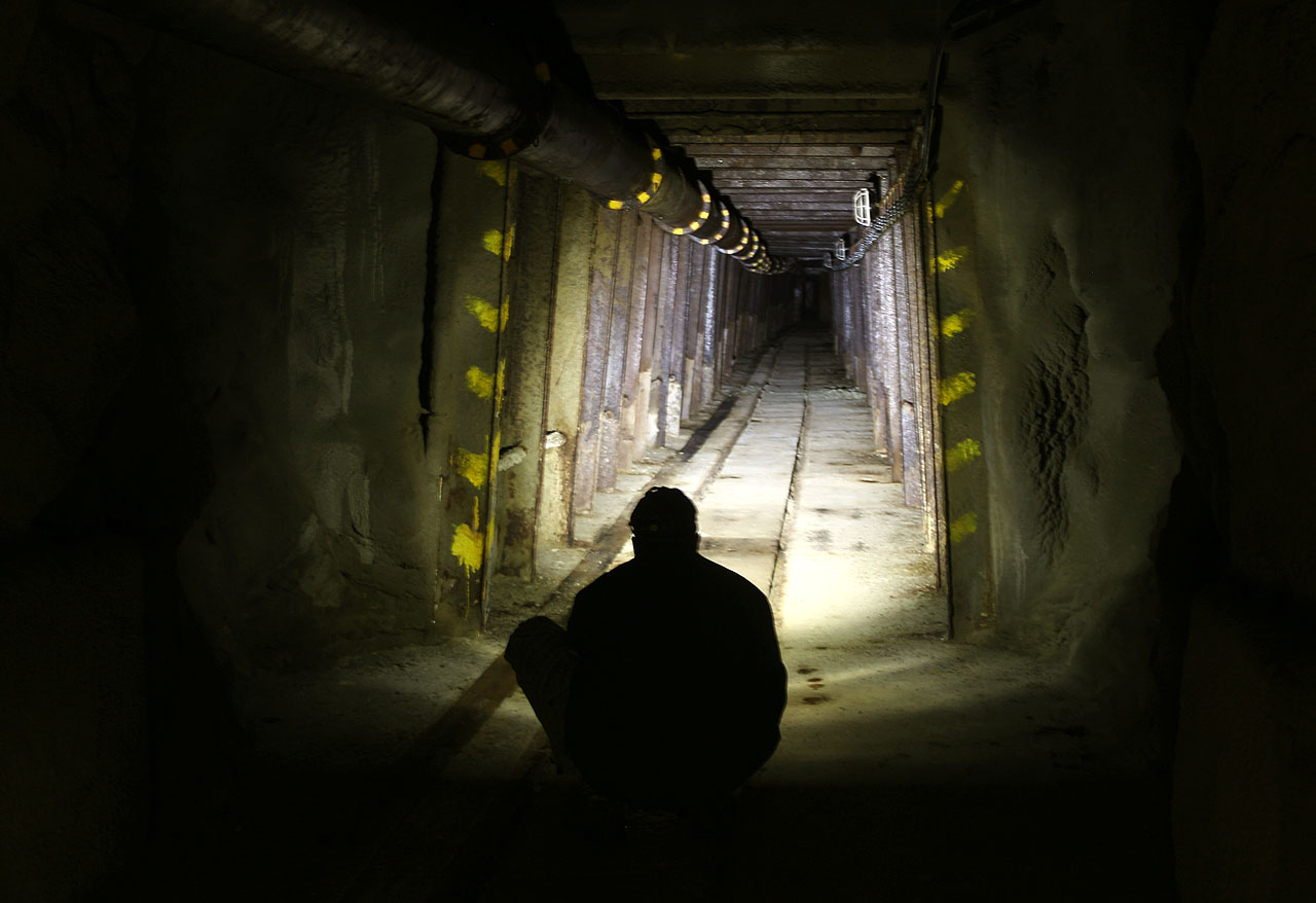 Po spuštění na laně do hloubky cca 10 m (tedy bezpečně pod hladinu Svratky) se naskytl návštěvníkům výhled do chodby směrem k opuštěné železniční poliklinice. Jiným směrem z bývalé jámy chodby nevedou.