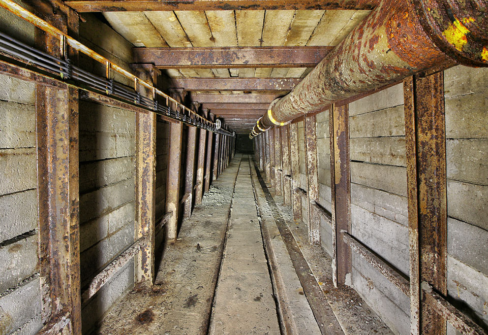 Přímý úsek mezi stavební jámou za dolním nádražím a železniční poliklinikou vypadá jako typická průzkumná štola relativně mělko pod povrchem.