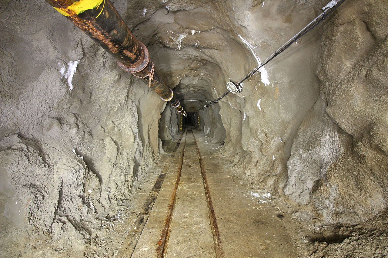 Jak se dostává páteřní choidba hlouběji, nahrazuje ocelové pažení stříkaný beton. V celé délce páteřní chodby vede v podlaze zapištěná 600 mm stavební drážka.