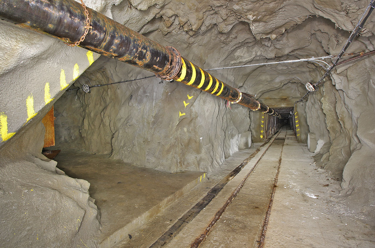 Zárodek nedokončené odbočky pod Opuštěnou ulicí. Zde se zřejmě mělo nacházet ústeřdí superkolektoru. Na povrchu nad ním by podle představy z klonce socializmu stálo nové hlavní nádraží.