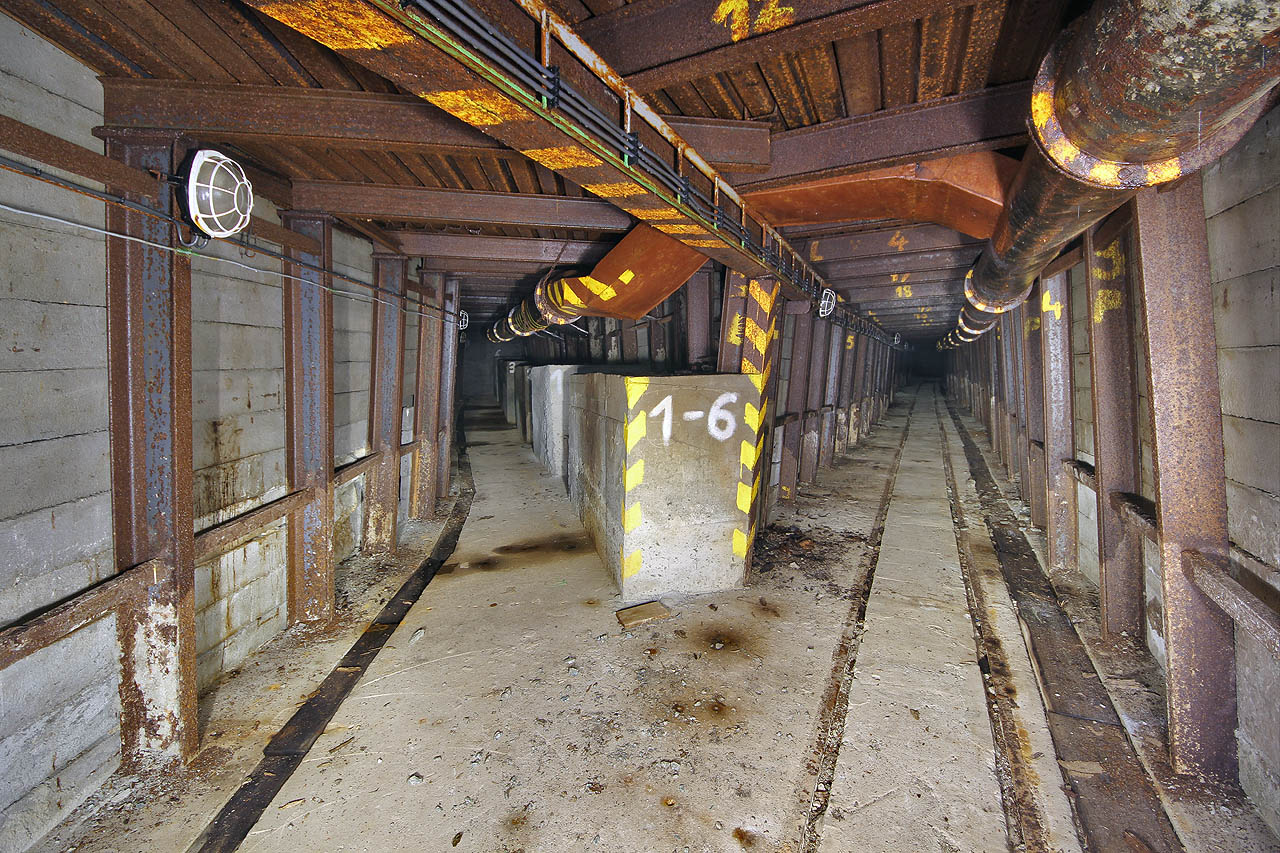 Prostor odbočky pod Nové sady a nemocnici u sv. Anny při pohledu z jihu. Chodba vlevo má poněkud menší profil a před výstupem na Nových sadech je přehrazena mříží.