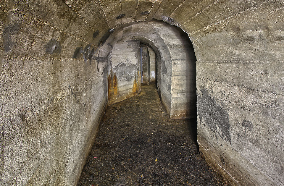 Pod magistrátem na Malinovského náměstí ústí superkolektor přímo do krytu postaveného za 2. světové války. Protitlakové dveře nebyly pravděpodobně nikdy dokonale uzavřeny a je tak možné proniknout do nevelkého vybetonovaného krytu, ve kterém by se při útoku skrývali městští úředníci.