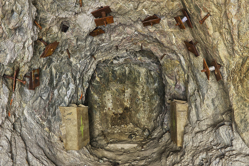 Jedna z poměrně četných rozrážek z páteřní štoly. Autoru není jasné, zda mělo jít o průzkum na šířku výsledné chodby superkolektoru (což by znamenalo monstrózní šířku přes 5 m) nebo pouze náznak odbočky, která nebyla nikdy dostavěna.