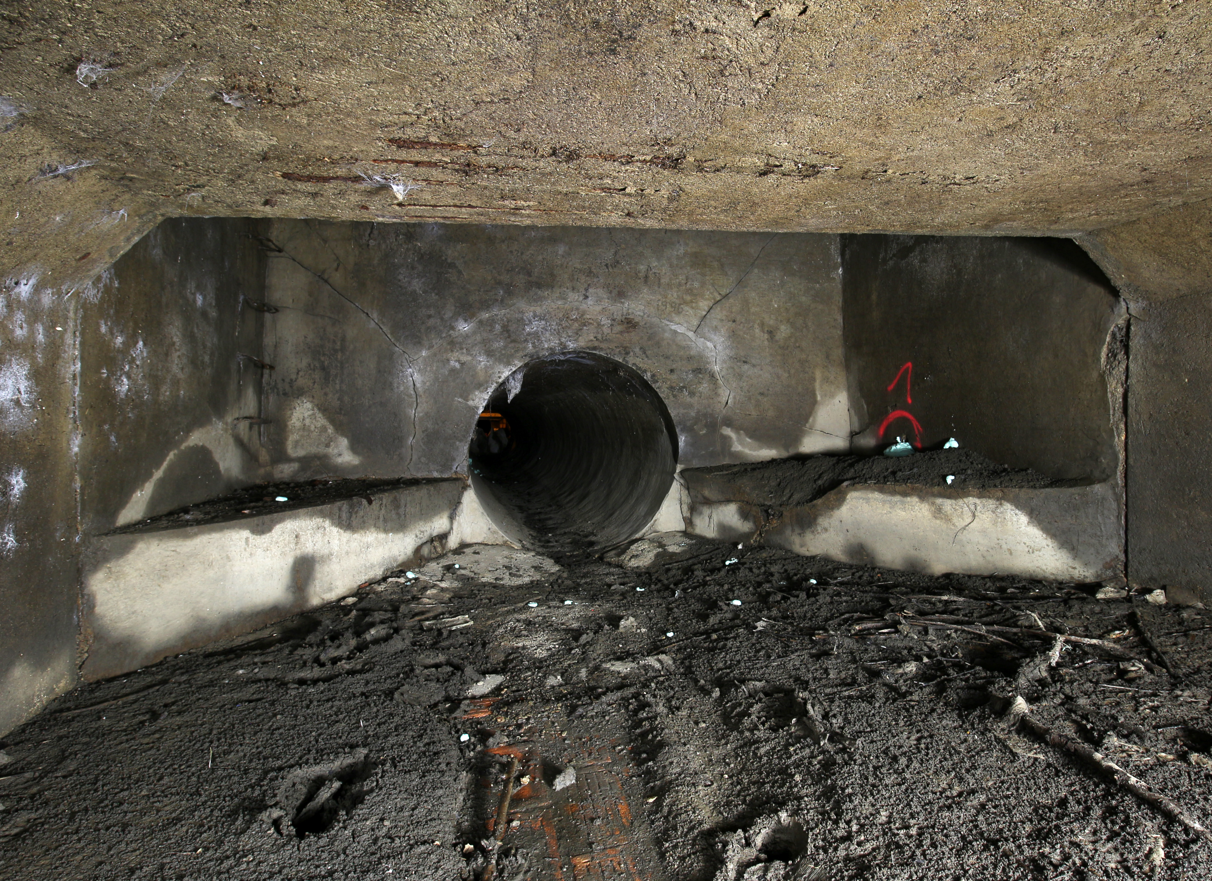 Ve 30. létech 20. století si v Židenicích mohli dovolit velkolepou chodbu o šířce několika metrů. V 50. létech ale zavládla chudoba - následující úsek okolo továrny Moravan a pod Kuncovým mostem se tísní v betonové rouře o průměru 120 cm.