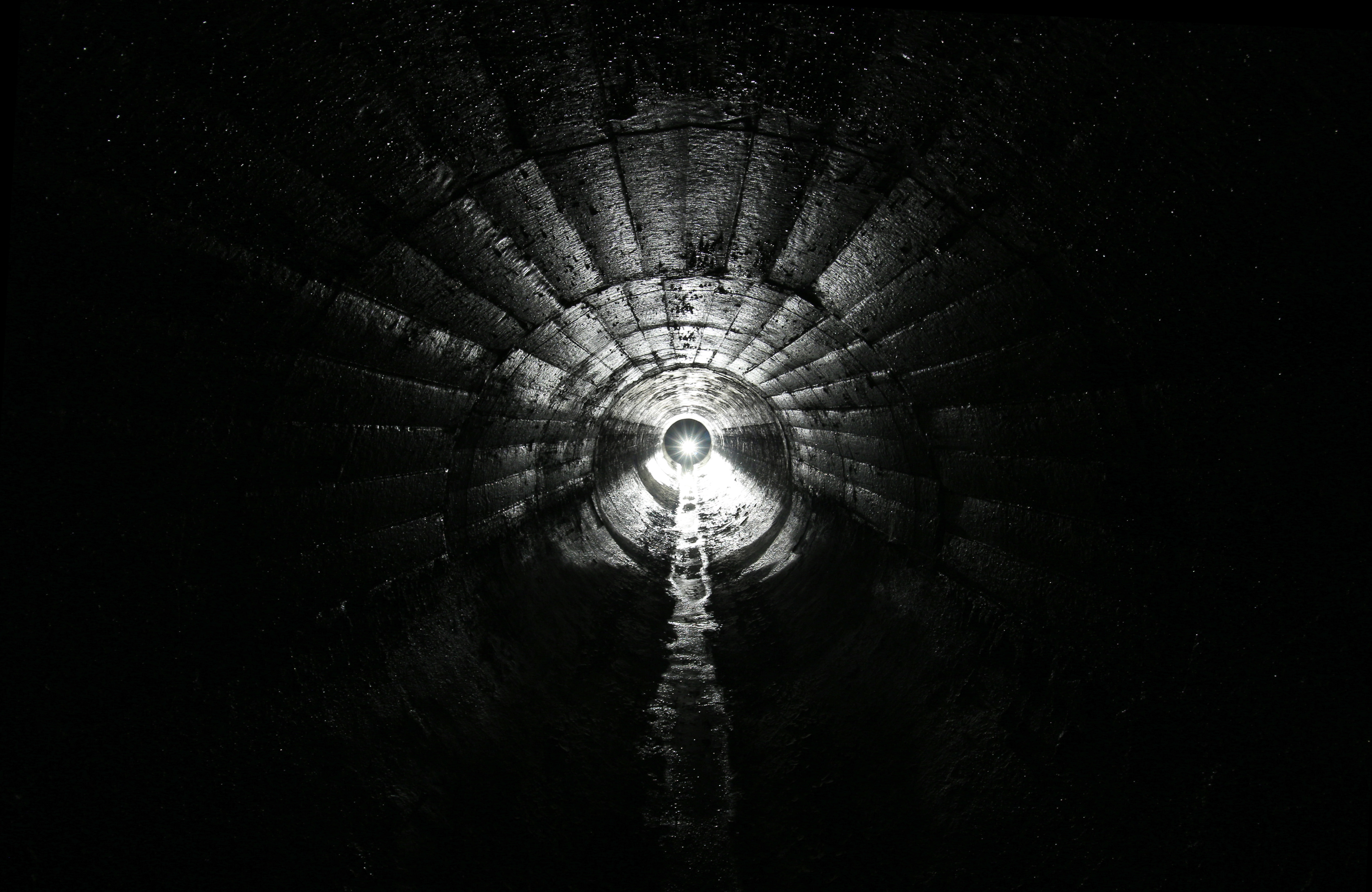 V rouře je tma. Nedá se tu ale zabloudit a tak i bez baterky člověk dojde až k řece. Kdyby byla mříž otevírací, vylezli bychom na dohled od Radlasu.