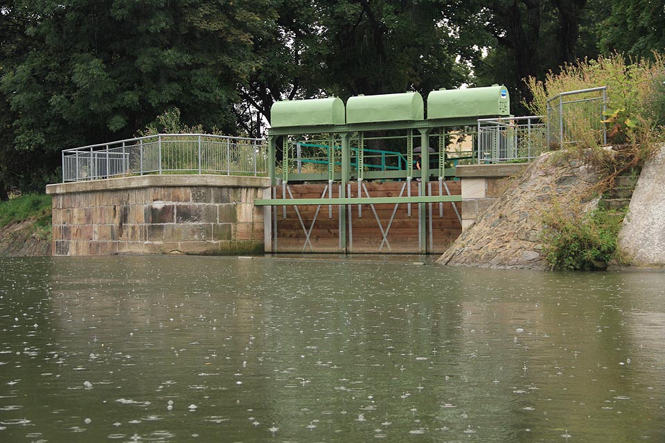 Opravené stavidlo z hladiny Svitavy v roce 2016. Tady začíná bájný Svitavský náhon, tajemný, ukrývající se, ale po staletí zásobující předměstí Brna životodárnou vodou.