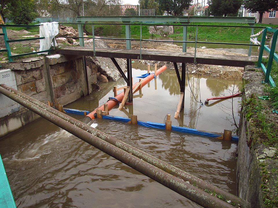 Také v průběhu rekonstrukce byl zajištěn minimální průtok vody náhonem alespoň jednou plastovou trubkou.