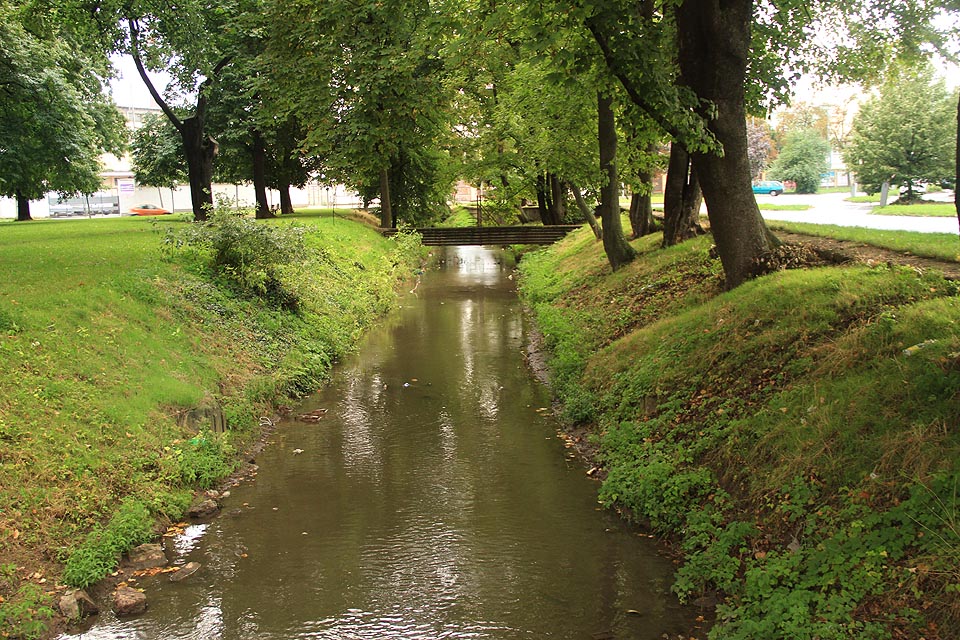 V první části svého toku tvoří Svitavský náhon hranici podivného parku. Na jeho pravé straně stávala tovární zeď bývalé Vlněny, na levé straně stojí dodnes <a href=/Tema/Pam%C3%A1tn%C3%ADk%20d%C4%9Blnick%C3%BDch%20demonstrac%C3%AD%20na%20Tkalcovsk%C3%A9>pomník demonstrací dělníků</a> z této továrny.