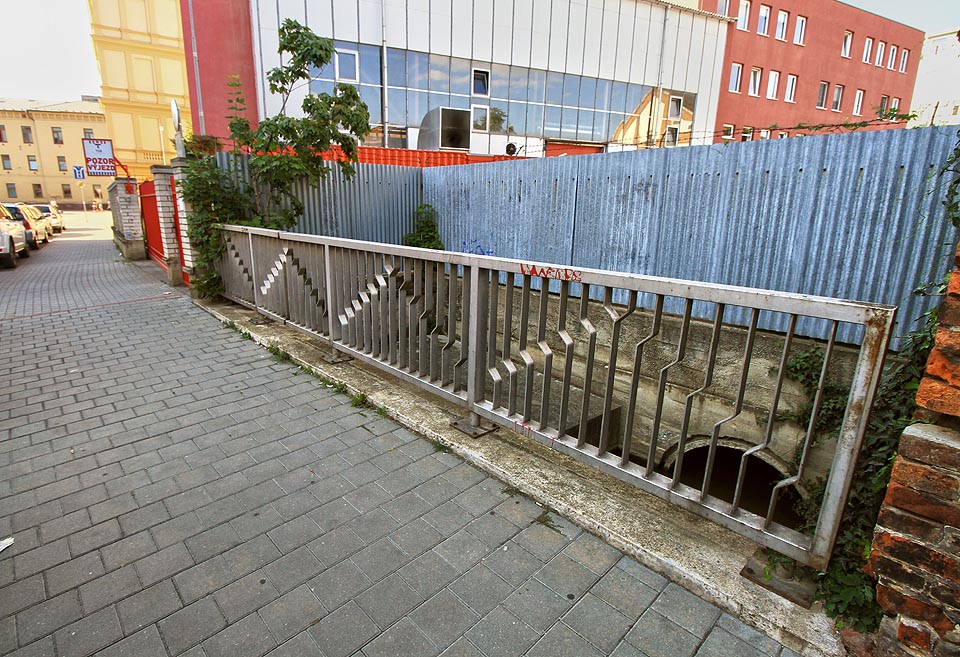 Na světlo světa se Svitavský náhon dostává v romantické škvíře mezi zdmi za okrajem ulice Radlas. Jen pár metrů odtud někdo na zeď napsal mírně upravené verše Ivana Blatného z roku 1941:<br><i>
Tys volně vydechla,<br>
kouř však jak hustý vlas<br>
vál ze všech komínů, valil se zádumčivě,<br>
podoben truchlivé pohřební vrané hřívě<br>
splétal se v kotouče a táhl nad Radlas.</i>