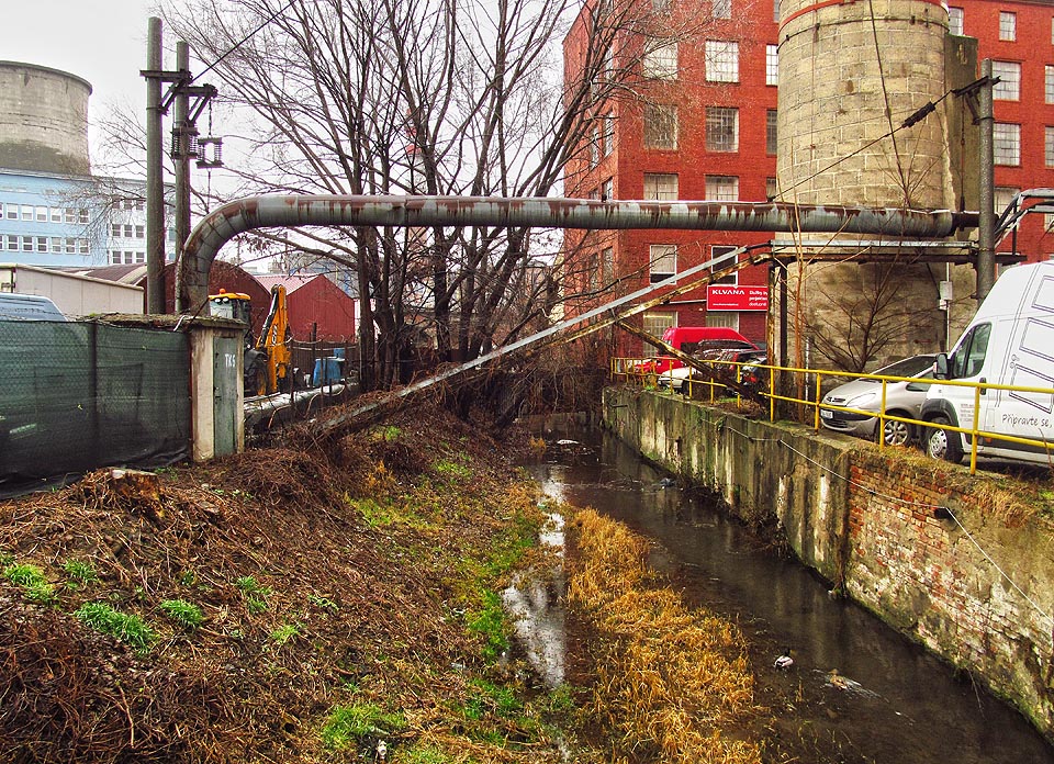 Severní část čtvrtého úseku náhonu uvnitř areálu <a href=/Tema/Mosilana>bývalé Mosilany</a>.