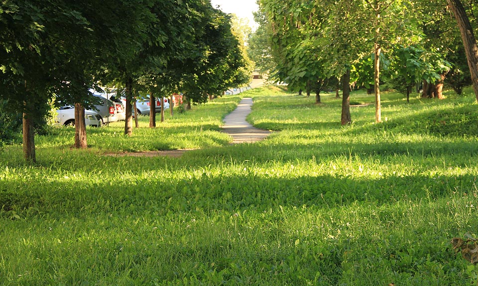Tudy pokračoval k jihu původní tok Svitavského náhonu. Obtáčel z východní strany centrum Komárova, který odděloval od kostela sv. Jiljí, rozvětvoval se a o kilometr jižněji se vléval do <a href=>Svratky</a>. Zasypán byl v 70. letech 20. století v době výstavby dálničního přivaděče a panelákového sídliště, jež nevratně zničily původní tvář Komárova.