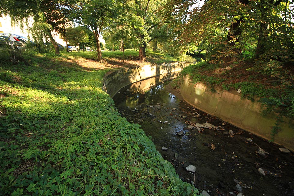 Zpevněné betonové koryto před mostkem pod Svatopetrskou ulicí - na místě, kde Svitavský náhon do 70. let 20. století tekl rovně dále k jihu. Spojovací strouhou z řeky <a href=/Tema/Svratka%20(%C5%99eka)>Svratky</a> pravděpodobně původně voda proudila opačným směrem než dnes (v délce necelých 500 m tak zřejmě došlo k obrácení toku), tj. ze <a href=/Tema/Svratka%20(%C5%99eka)>Svratky</a> do Svitavského náhonu. Jde ovšem pouze o doměnku, kterou se zatím nepodařilo potvrdit.