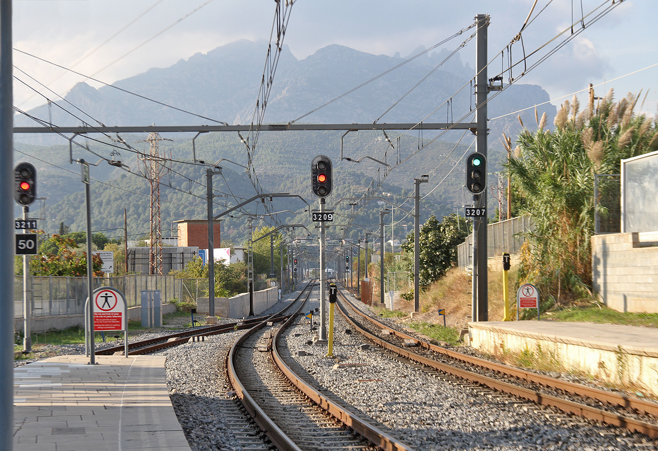 Ze severního zhlaví stanice Olesa de Montserrat vychází dráha přímo vstříc skalnatému pohoří Montserrat s nejvyšším vrcholem Sant Jeroni 1236 m. Od moře se vyšplahá do výšky 700 m nad mořem a končí přímo u kláštera Monestir de Montserrat.