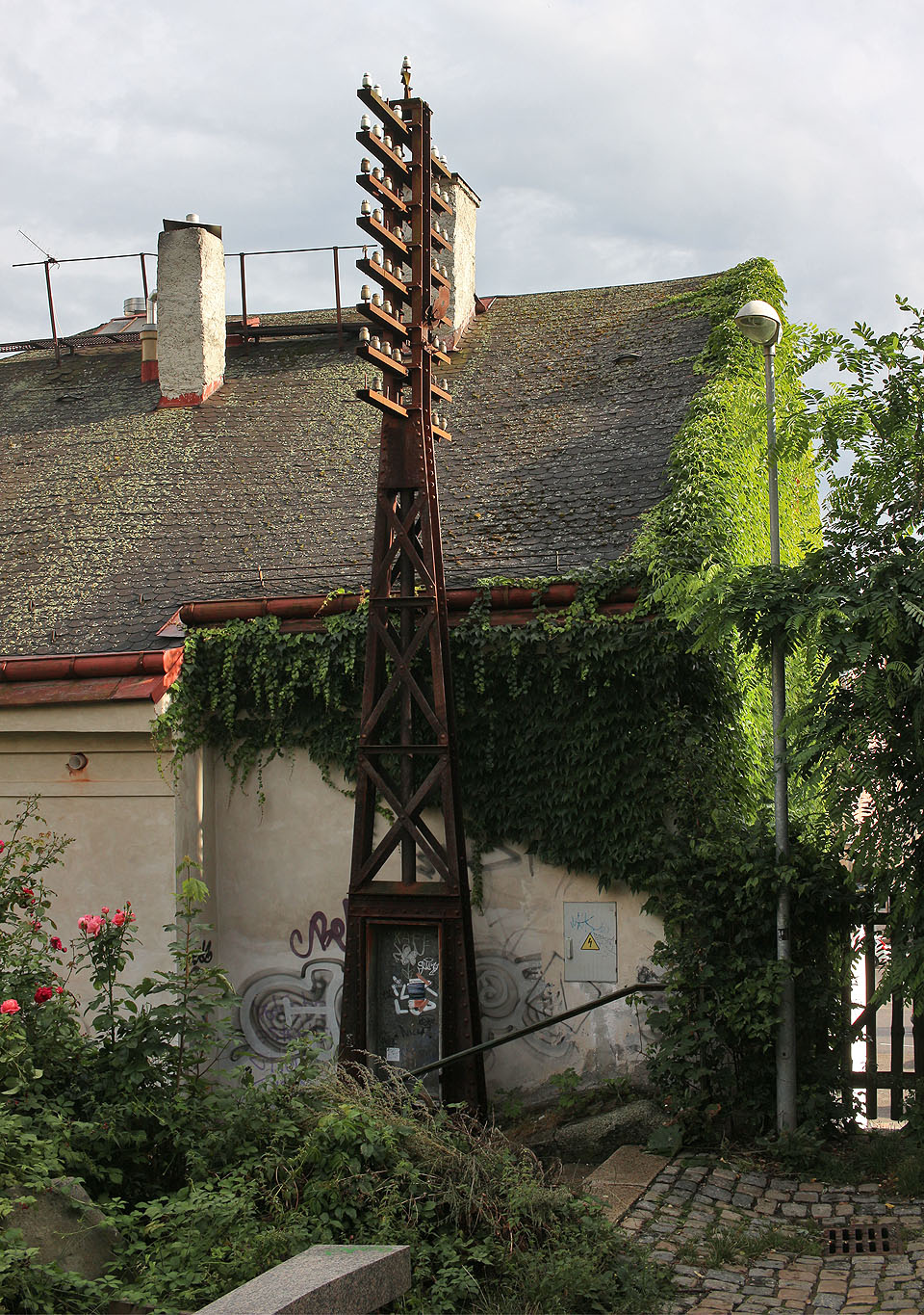Sloup dokázal převést nad střechami domů na Novém Městě celkem 66 telegrafních či telefonních linek. Při chytrém zapojení dokonce i více!