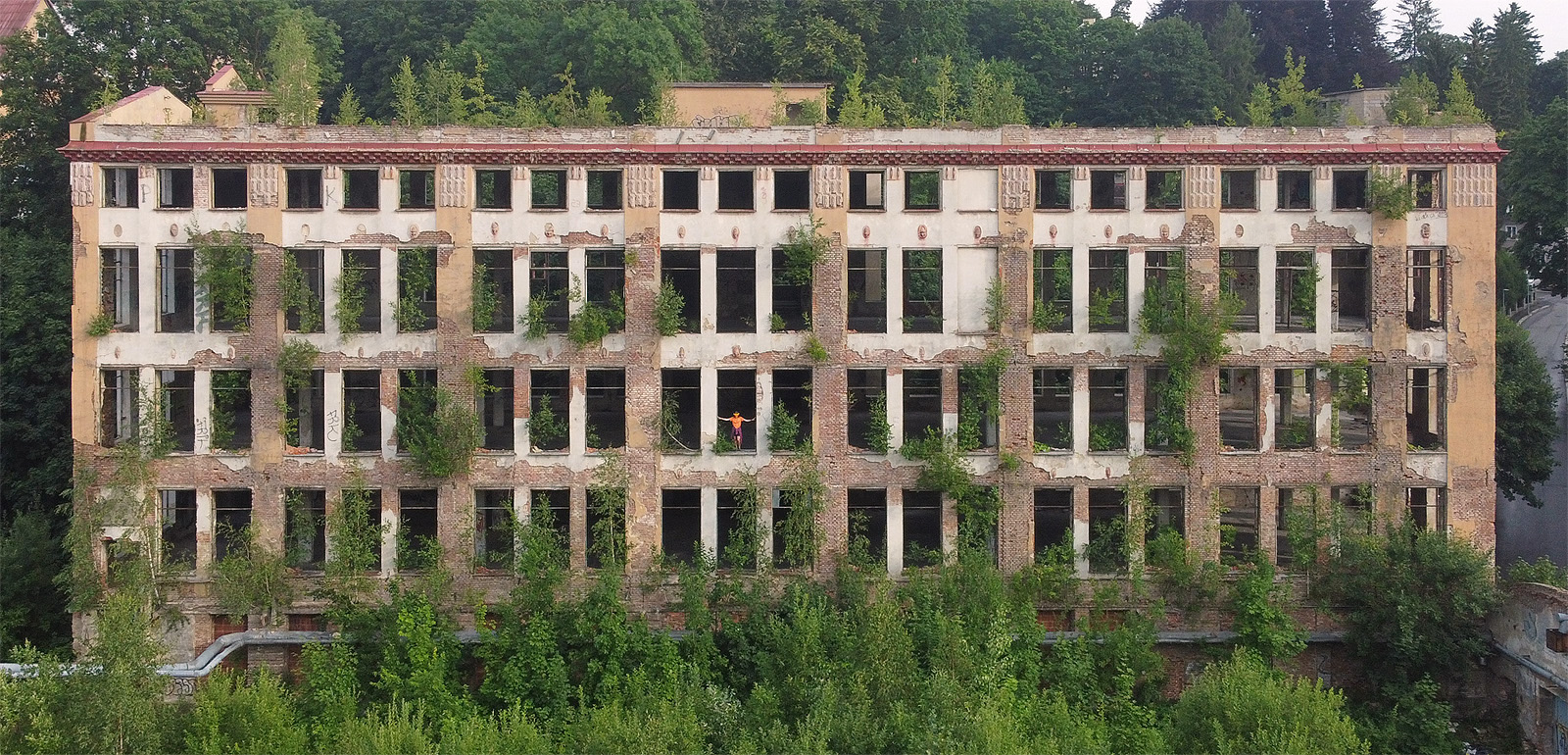 Poslední významnou budovou, která zbyla v Liberci po demolici Textilany, je tkalcovna od Maxe Kühna a Henricha Fanty z roku 1908. Jde o nejstarší skeletovou železobetonovou budovu ve městě.