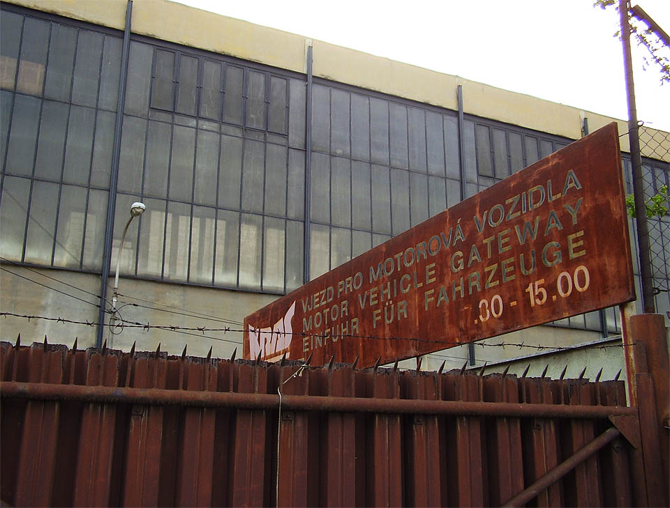 Nápisy na zadní bráně a vjezdu pro vozidla velkoodběratelů svědčí o marné snaze vedení závodu přeorientovat se na vývoz do západní Evropy na přelomu tisíciletí.