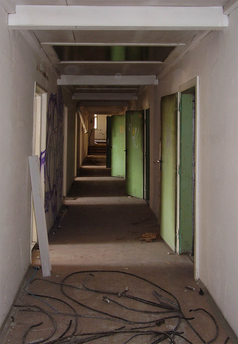 Od té doby províval chodbami opuštěné továrny po několik let jen vítr.