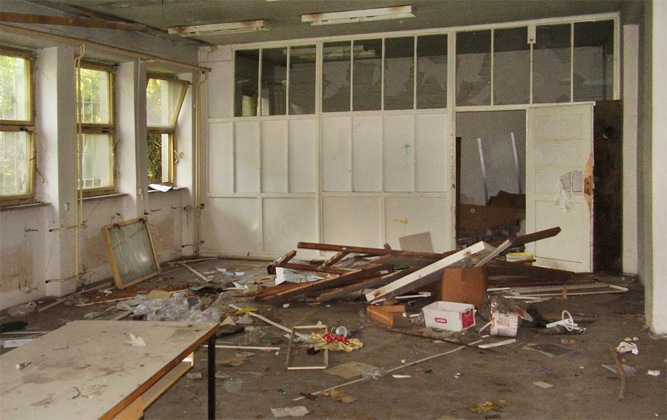…pak začali nahodilí návštěvníci rozbíjet všechno možné a řádit v budově jak posedlí…