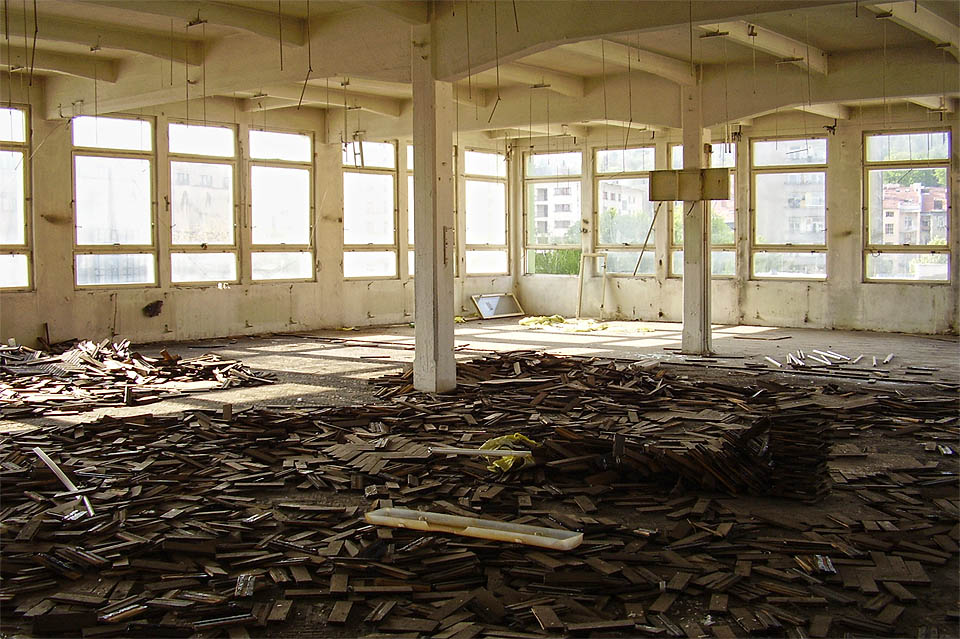 V roce 2018 stojí 1 m<sup>2</sup> parketové podlahy zhruba 1700 Kč. V nejvyšším patře výrobní budovy bylo celkem vytrháno necelých 750 m<sup>2</sup>, což činí zhruba 1,25 milionu jen na parketách.