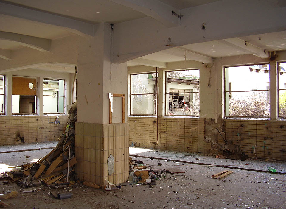 Jižní křídlo hlavní budovy Krasu ohlodané na kost.