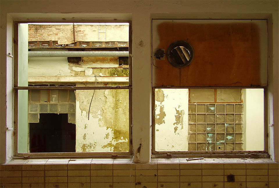 Živelnost přístaveb a vestaveb v několika spojených dvorech, které tvořily zázemí továrny byla nejsilnějším momentem jinak architektonicky spíše bezcenných budov.