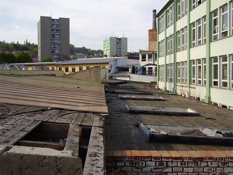 Hmoty nízkých i vyšších továrních hal a skladů se tu na sebe kupily napříč prostorem i časem. Ani se nedá říct, že by to bylo správným směrem.