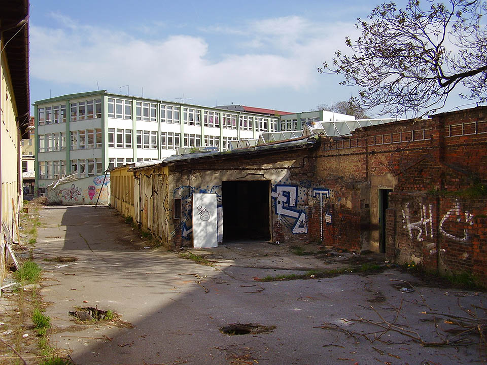 Největší plochu v areálu ovšem nezaujímala zelená trojposchoďová budova, ale nízké haly se světlíky z přelomu 19. a 20. století, jejichž původní účel není autorům jasný.