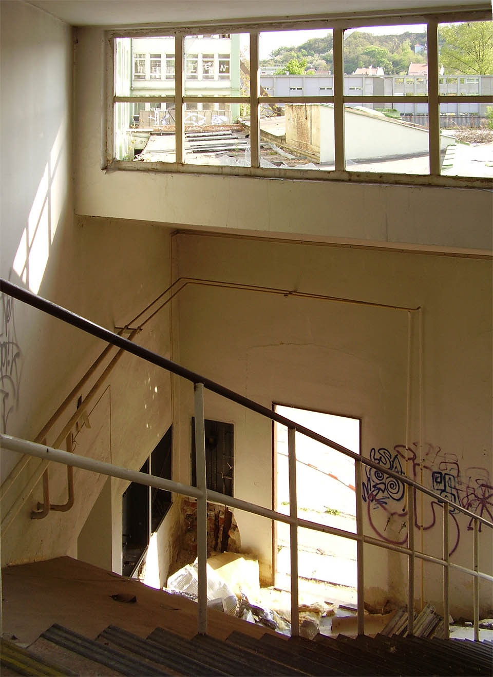 Výjímečně byly nízké haly nadatavěny o druhé patro a kancelářské prostory v něm.