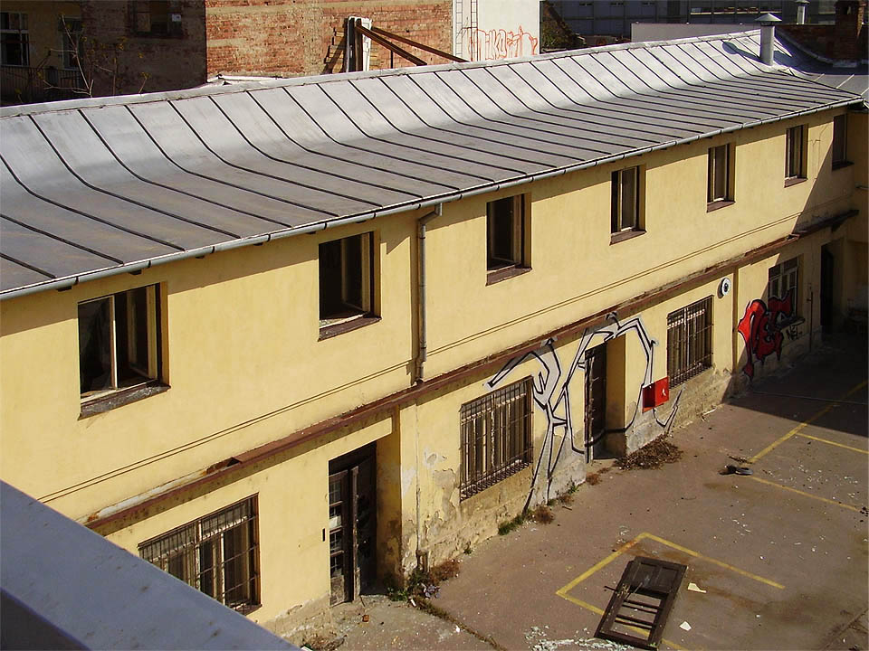 Vzhledem k tomu, že továrna zde (pravděpodobně?) působila až po 2. světové válce, sloužily zřejmě tyhle dvorní přístavby původně jiným účelům.