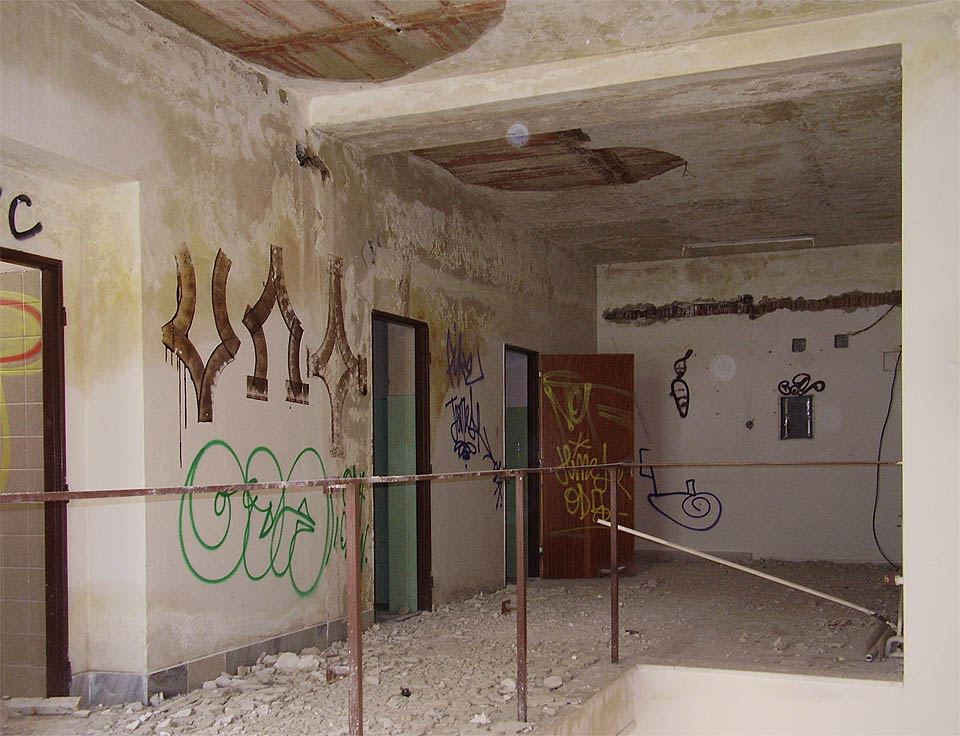 Krátce před svým zbouráním se továrna Kras stala svobodným prostorem pro umělce všeho druhu. Tak svobodným, až z toho někdy šel po zádech mráz.