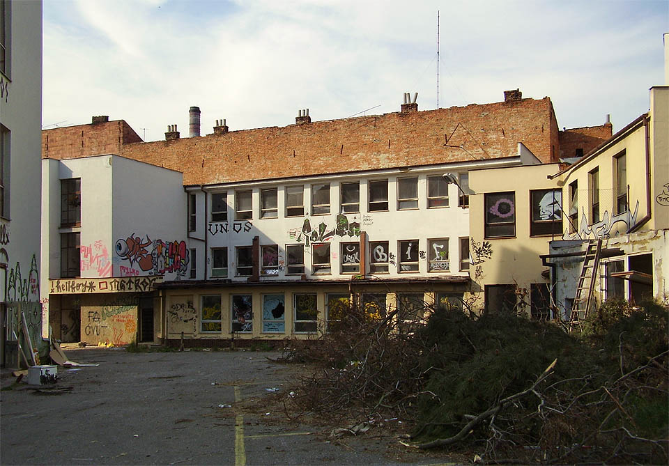 Tady se na jaře 2007 ještě určitý prostor pro ty, kdož si přinesou žebřík, nachátzí.