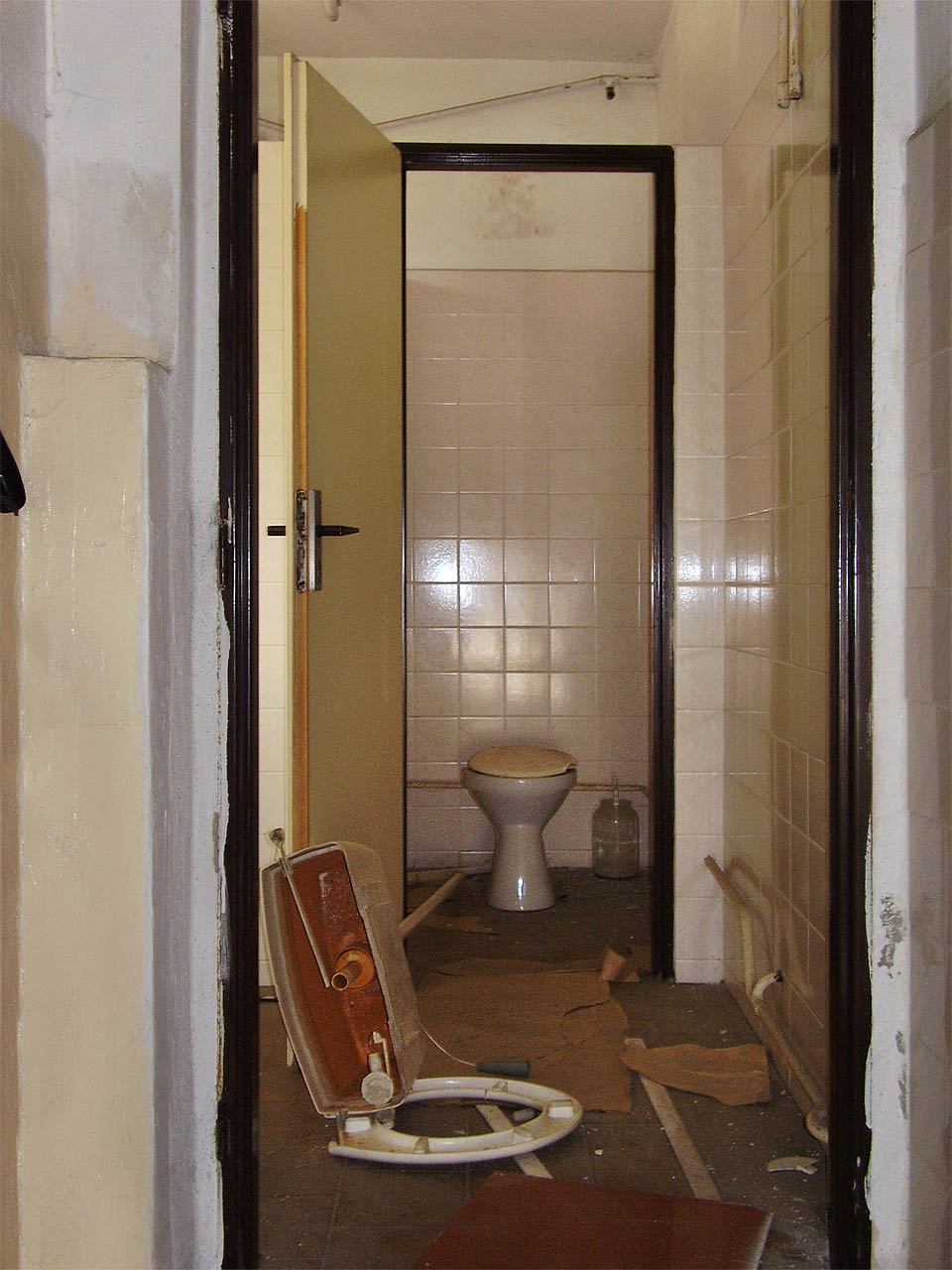 Postupně tady došlo ke zničení úplně všeho. Smutnou skutečností je, že se na rabování občas podíleli také studenti nedaleké fakulty architektury, od nichž by člověk očekával jistou úctu ke stavbě jako entitě.