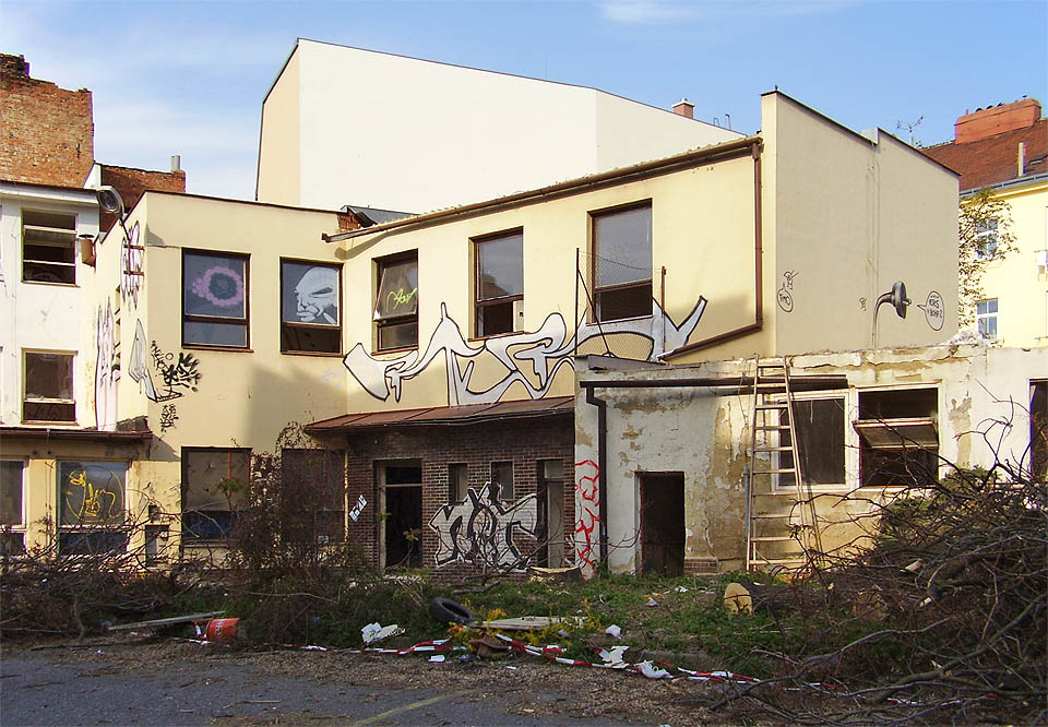 V polovině roku 2007 začala být alespoň výtvarná díla v Krasu zajímavá.