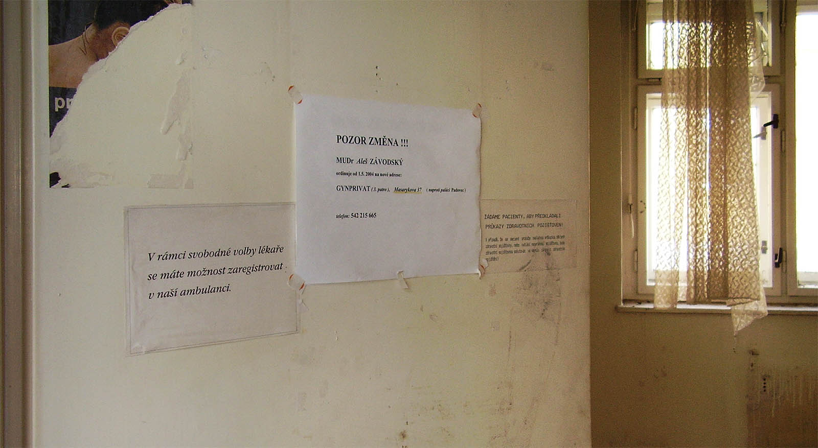 Gynekolog se, stejně jako ostatní závodní lékaři, přesunul mimo areál včas.