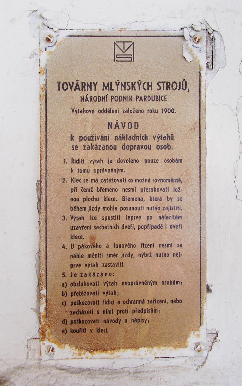 V místním výtahu bylo, jak je dobře známo, zakázáno především kouřiti v kleci.