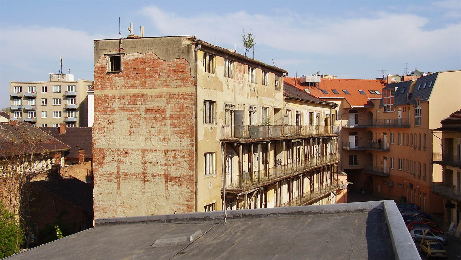 Zhruba uprostřed areálu vbíhal do továrny prodloužený dvůr z Křížové ulice. Tři domy v jeho nejzazší části byly uvolněny k demolici současně s továrnou, aby vznikl pozemek svým tvarem bližší kruhu.