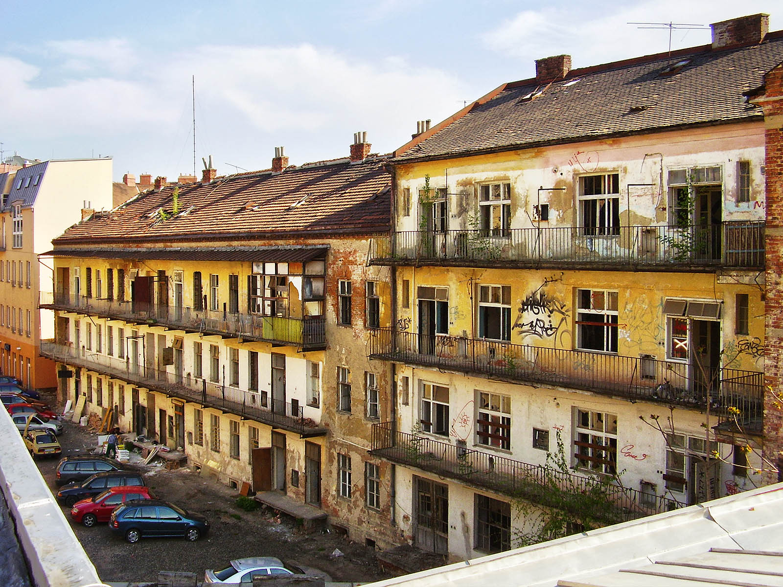 Tlející domy na adrese Křížová 18 byly cítit vlhkostí a nasládlým pachem jako hnijící použité pleny. Tady snad kdysi také žili dělníci z továrny Kras.