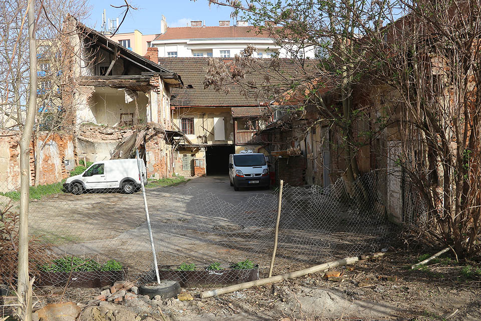 Také ostatní dvory postupně mizí. Prostorem tohoto, údajně odsouzeného k zániku, povede nová ulice na Mendlovo náměstí.