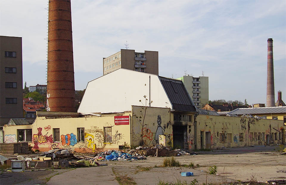 Nejjižnější z pěti továrních dvorů sloužil pro příjezd vozidel a expedici zboží. Dobře je vidět oba komíny textilky i pivovraský komín v pozadí (vpravo).