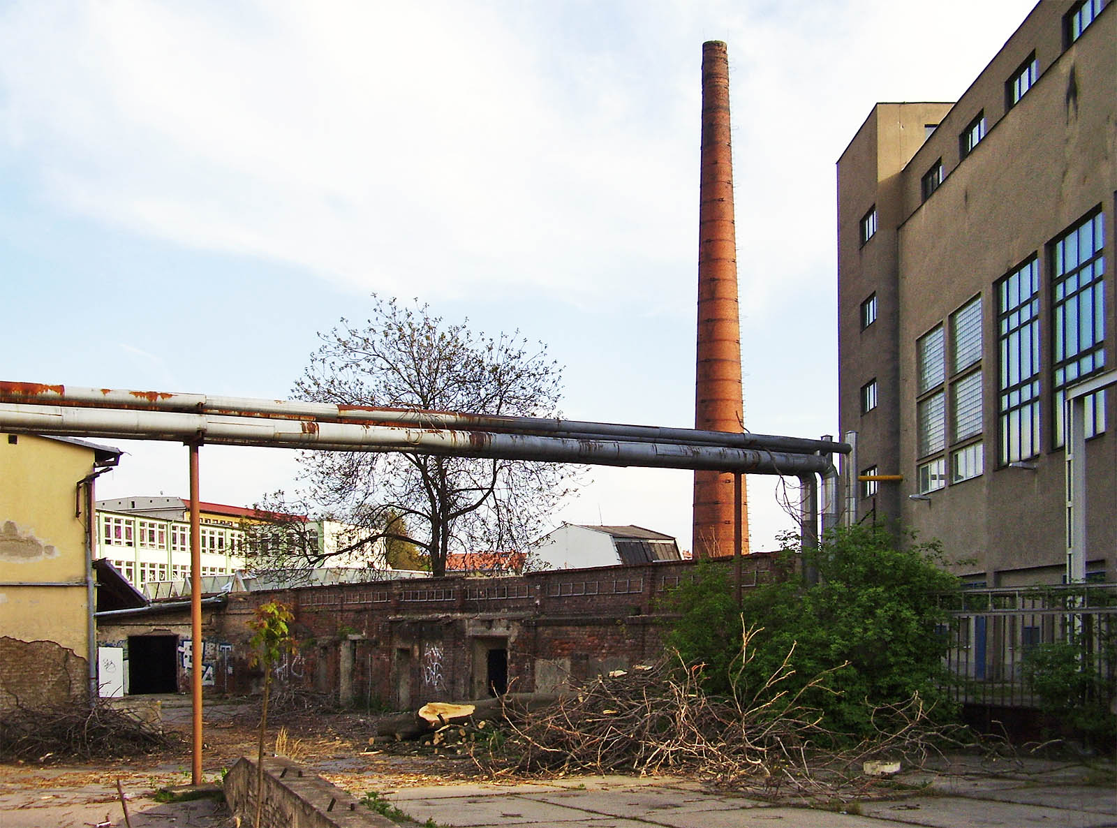 Historické budovy z pohledového zdiva na západní straně areálu přiléhaly až téměř k moderní budově starobrněnské teplárny.
