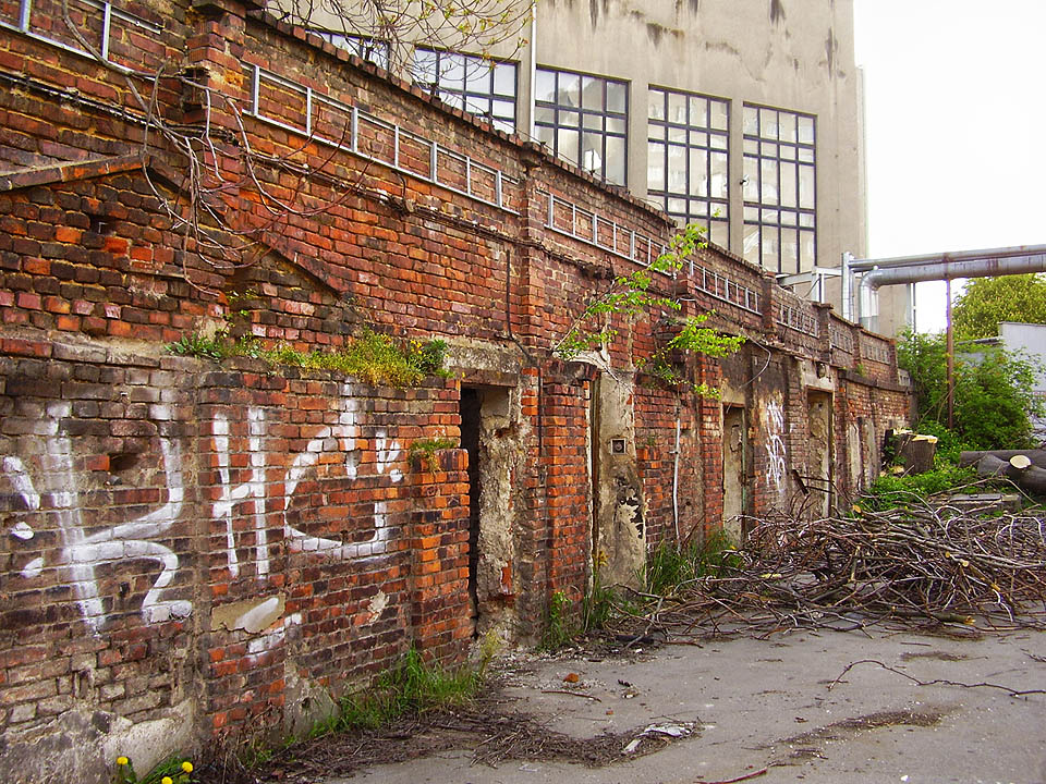 Také tyto sklípky zřejmě původně nesloužily k výrobě oděvů, ale snad jako sklady uhlí či jiného materiálu ve dvoře domů na Křížové ulici.